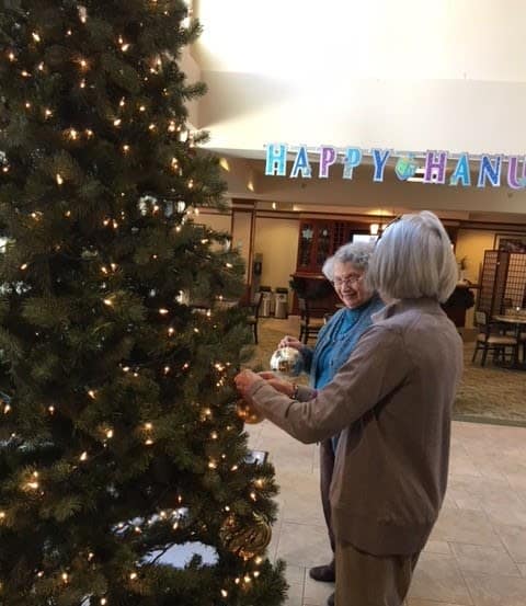 Merrill Gardens at The University decorating the tree together